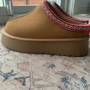 Brand New Cozy Toes Platform Ultra Cozy Slippers size 9-9.5